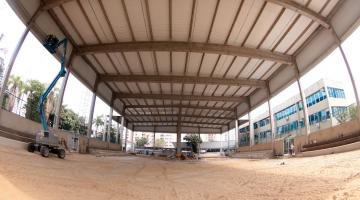 guindastes operando nas obras #paratodosverem