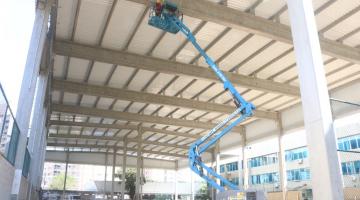 máquina trabalhando na obra #paratodosverem 
