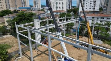 guindastes operando nas obras #paratodosverem