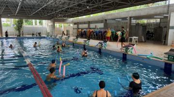 pessoas nadando na piscina #paratodosverem