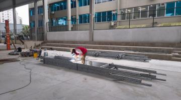 operário atuando em viga da obra #paratodosverem