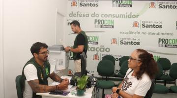pessoa sendo atendida no procon #paratodosverem
