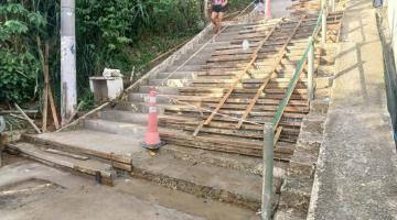 escadaria em obra com pedestre descendo #paratodosverem