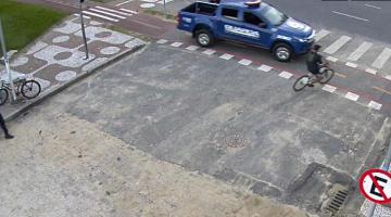 veículo da guarda municipal sobre a ciclovia fechando um homem montado sobre uma bicicleta