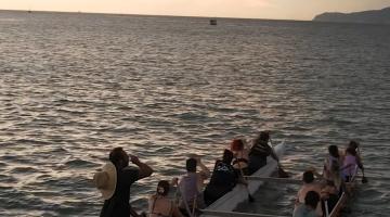 pessoas remando no mar #paratodosverem