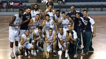 Equipe de basquete masculino posa para foto em quadra. #Pracegover