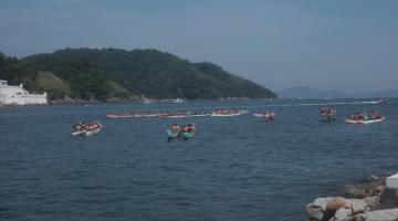 pessoas remando no mar #paratodosverem