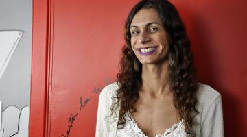 A atriz Renata Carvalho sorri para a foto. #paratodosverem