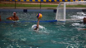 pessoas jogando polo aquatico #paratodosverem 