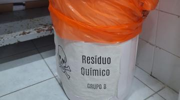 lata de lixo forrado onde se lê por for resíduos químicos 