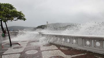 Mar avança sobre a mureta e calçadão da Ponta da Praia. #pracegover 