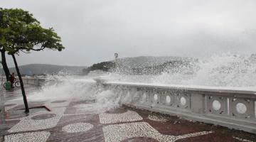 Santos entra em estado de atenção com previsão de mar agitado e ondas de 2,80m 