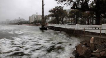 mar forma ondas fortes num dia chuvoso na ponta da praia em Santos. #paratodosverem