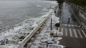 mar avança na ponta da praia #paratodosverem