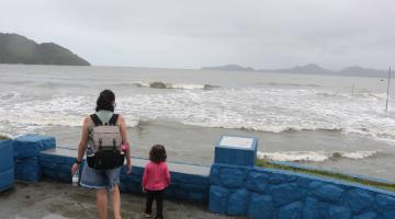 mar avançando em ressaca #paratodosverem