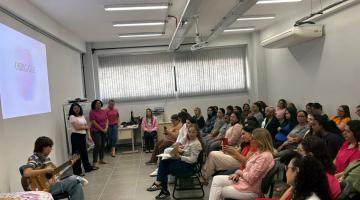 pessoas olham pra tela em palestra #paratodosverem