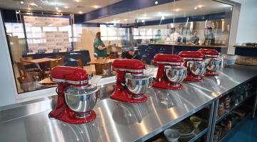 equipamentos de cozinha expostos #paratodosverem