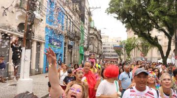 Bandas comandam a folia no primeiro dia do Carnacentro, em Santos