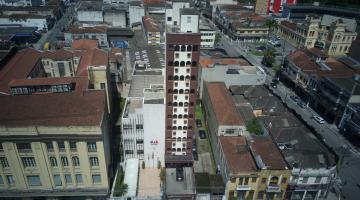 predio entre casas e imoveis no centro historico #paratodosverem