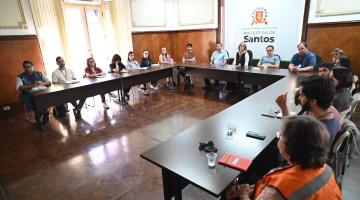pessoas sentadas na reunião #paratodosverem 