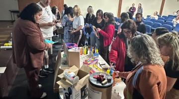 professora apresenta brinquedos #paratodosverem