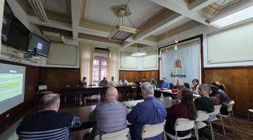 pessoas reunidas na sala de situação #paratodosverem