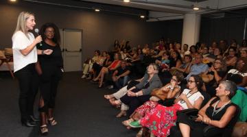 duas mulheres fazem palestra #paratodosverem