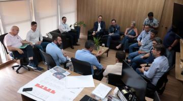 pessoas em reunião #paratodosverem 