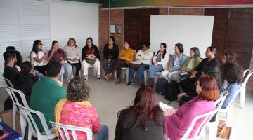 servidores reunidos em círculo #paratodosverem 