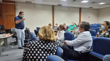 pessoas em sala durante a reunião #paratodosverem 