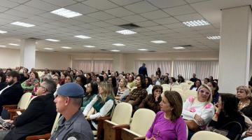 pessoas no auditório durante a palestra #paratodosverem