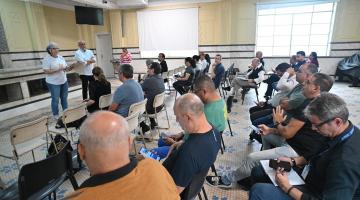 pessoas sentadas na reunião #paratodosverem 