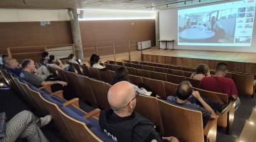 pessoas acompanham reunião em auditório #paratodosverem 