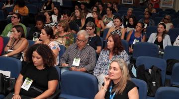pessoas no auditório assistindo a capacitação #paratodosverem 