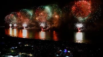 show de fogos na praia. #paratodosverem 