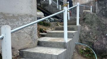 vista geral de escadaria de acesso a morro. #paratodosverem