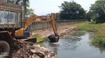 escavadeira remove lama no rio. #paratodosverem