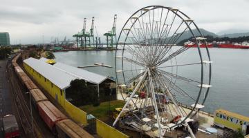 Roda-gigante está sendo instalada no Parque Valongo, em Santos