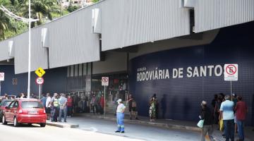 fachada da rodoviária com várias pessoas na frente #paratodosverem