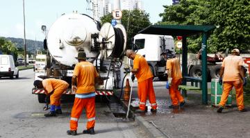 Avenida da Ponta da Praia de Santos recebe capinação e limpeza de galeria