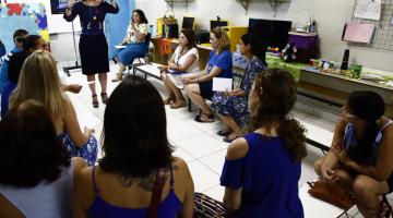 Mãe de autista compartilha trajetória com outras mães em escola de Santos