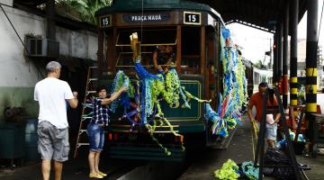 Artistas cuidam dos últimos detalhes da decoração do Carnabonde 