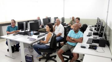 idosos acompanham a aula em computadores #paratodosverem