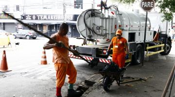 Limpeza na rede de drenagem retira 4 toneladas de sedimentos na Zona Noroeste de Santos