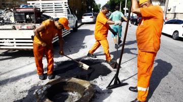 Prefeitura de Santos substitui tampas de poços de visita 