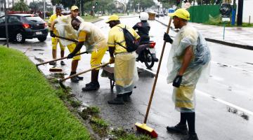 Quatro bairros de Santos recebem serviços de capinação e raspagem