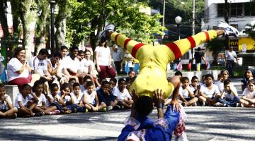 Crianças ocupam praça no Centro de Santos para brincar