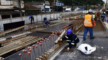 Pista do viaduto da entrada de Santos começa a tomar forma