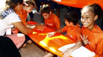 Alunos do Escola Total de Santos terão novos materiais para as oficinas de surfe