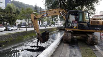 Em quatro dias, mais de 140 toneladas de lama e areia são retiradas do canal 1